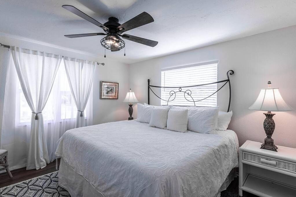 Your Tranquil Escape Is Found Directly On The Beach At The Serenity Beach Condo. Siesta Key Luaran gambar